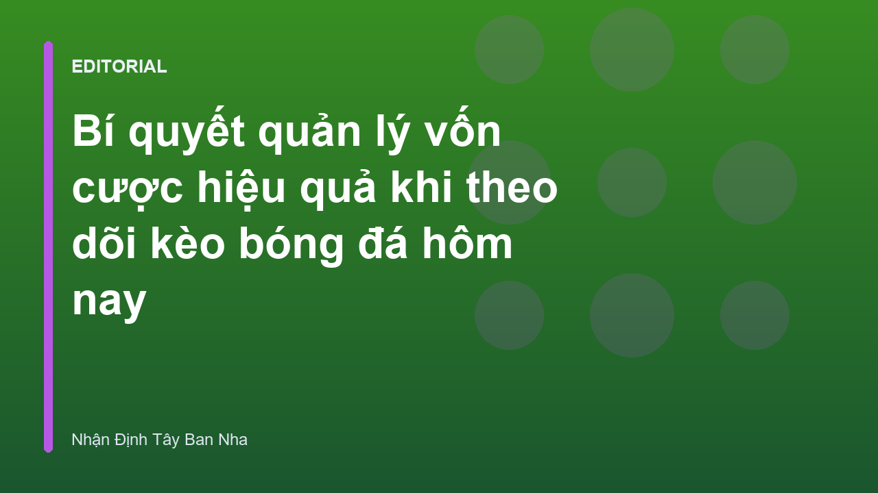 Người chơi bóng đá đang phân tích bảng kèo trên máy tính